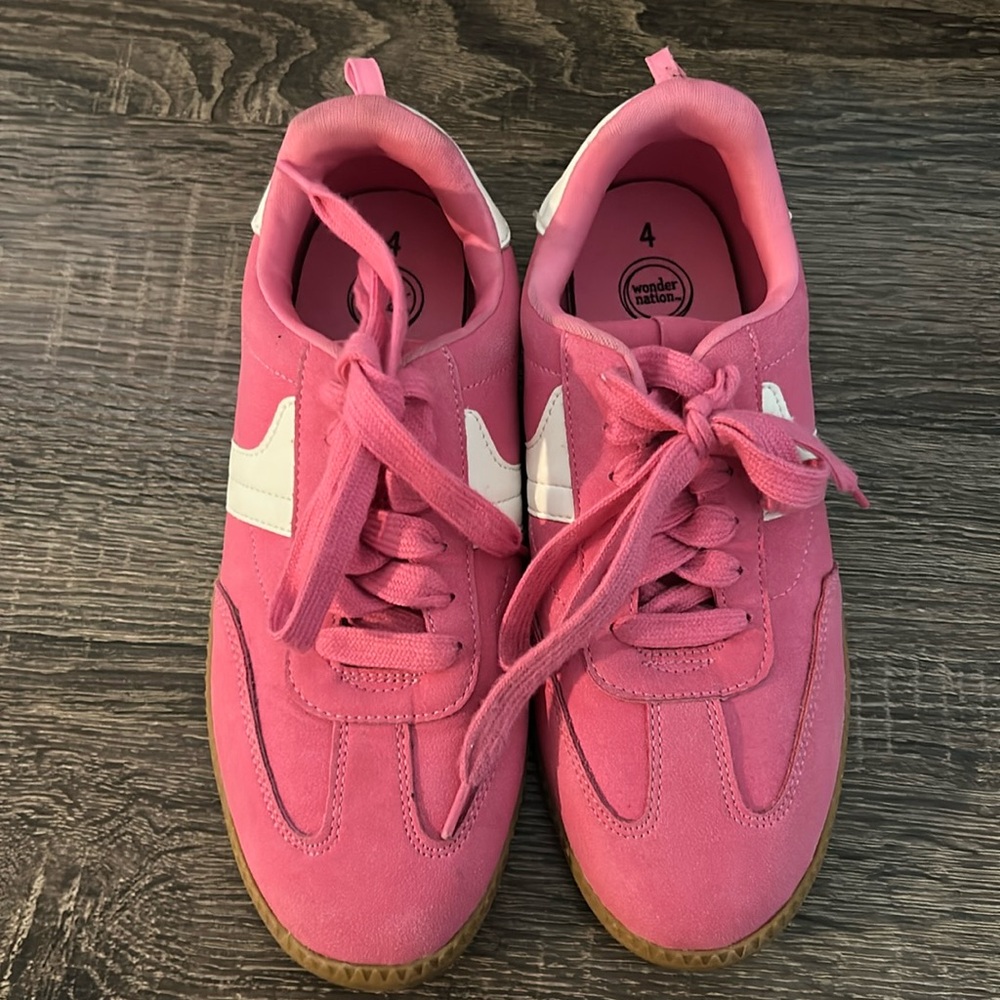Girls Shoes Color Pink And White Size 4.